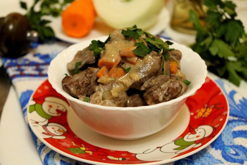 Тушёная куриная печень с луком и морковью в сметане