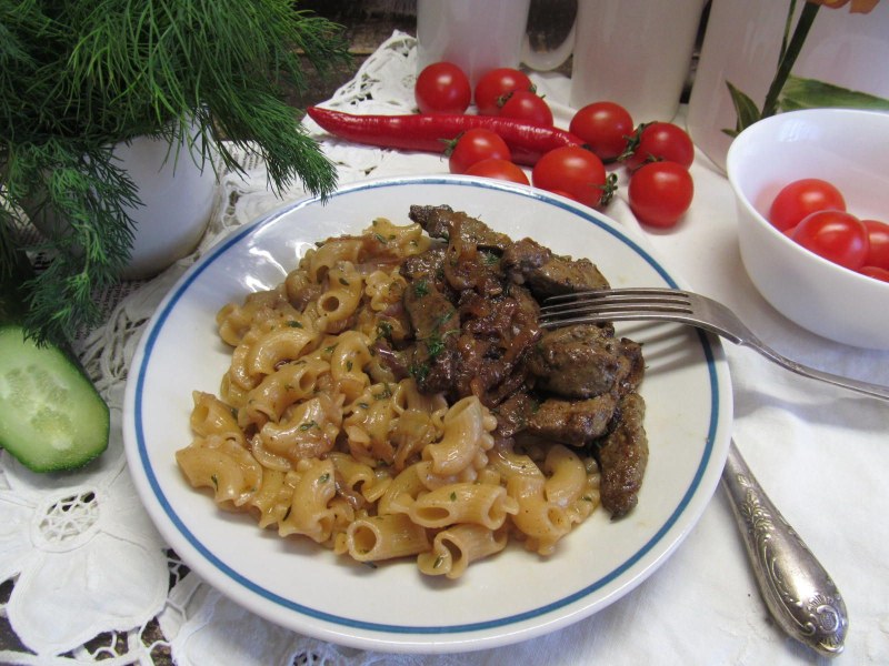 Макароны с говяжьей печенью жареный