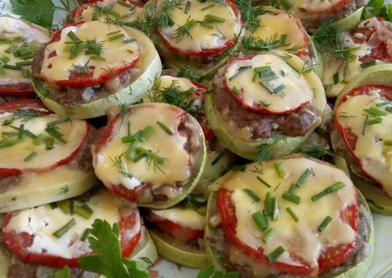 Кабачки с помидорами и сыром и чесноком