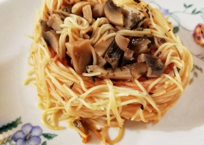 Фрикадельки с макаронами на сковороде