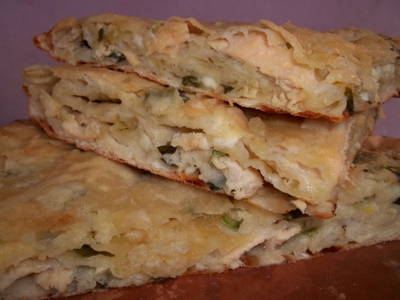 Пирог из слоёного теста с курицей