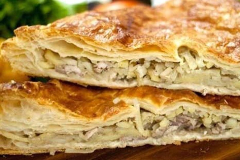 Курник из слоеного теста с курицей и картошкой