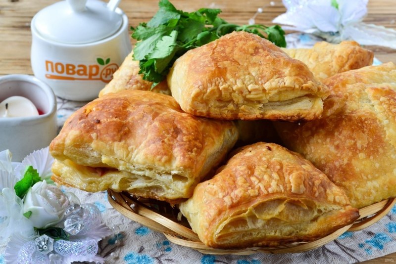 Слоёные пирожки с курицей и сыром