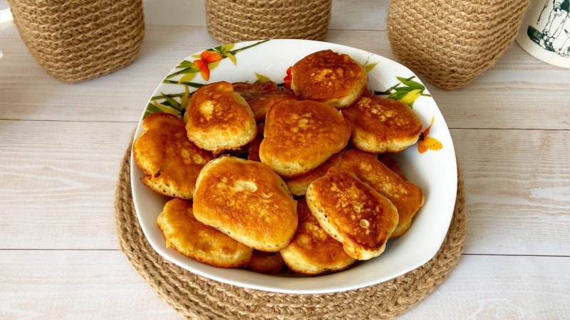Яблочные оладьи со сметаной