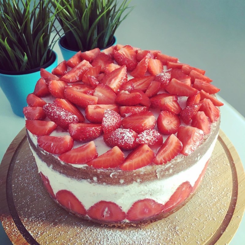 Торт с малиной и клубникой