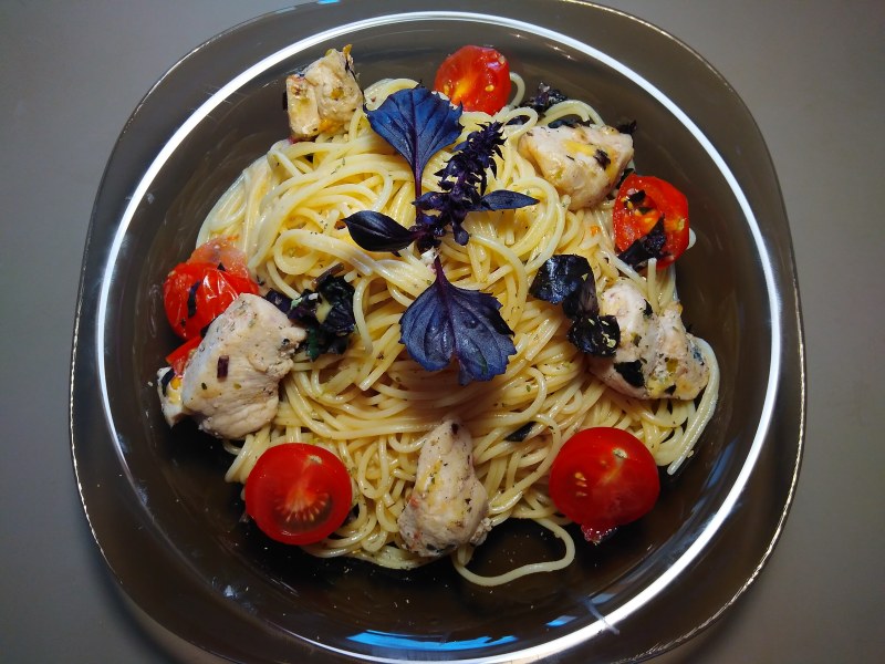 Паста с курицей и помидорами черри