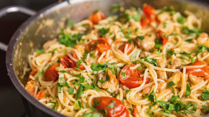 Паста с курицей и черри