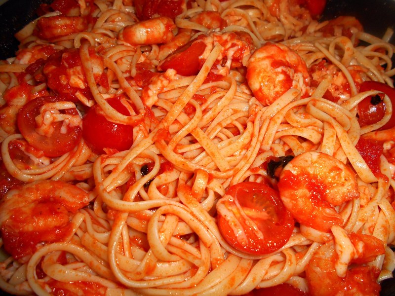 Паста с креветками и черри