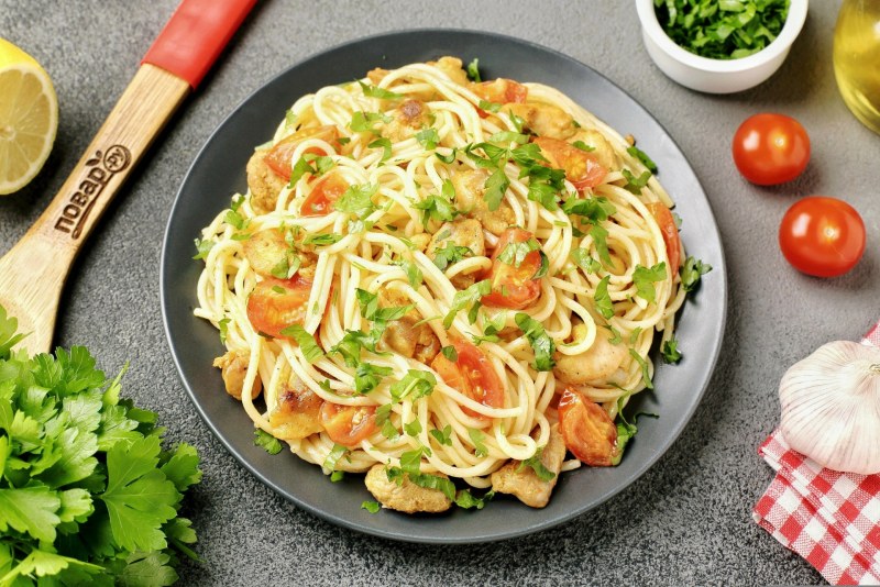 Спагетти с курицей и помидорами