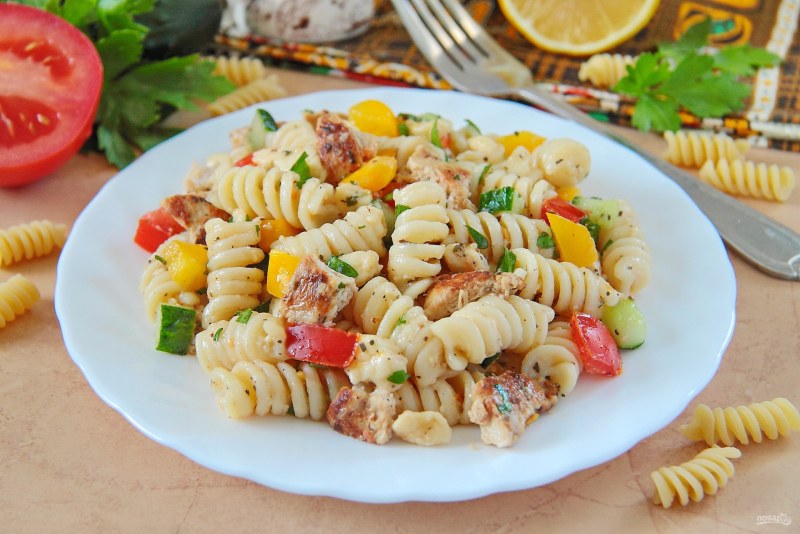 Салат с макаронами и курицей