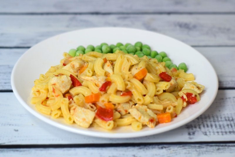 Макароны с курицей и овощами