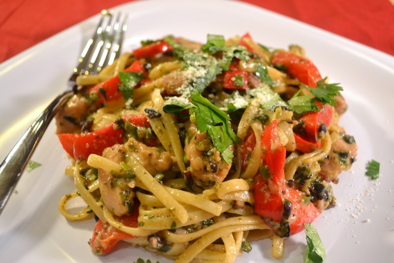 Паста с соусом песто и курицей