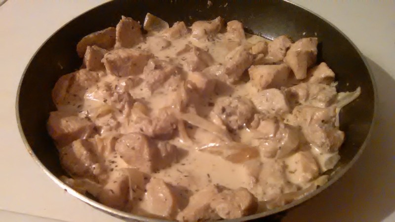 Кусочки курицы в сметанном соусе на сковороде