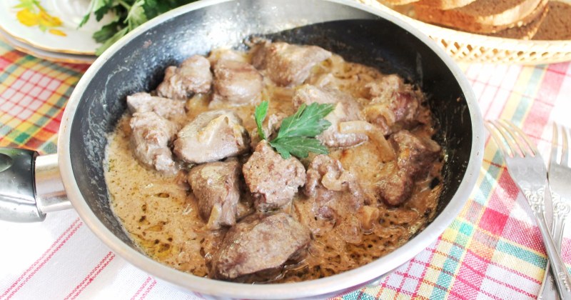 Куриная печень тушеная в сметане с луком