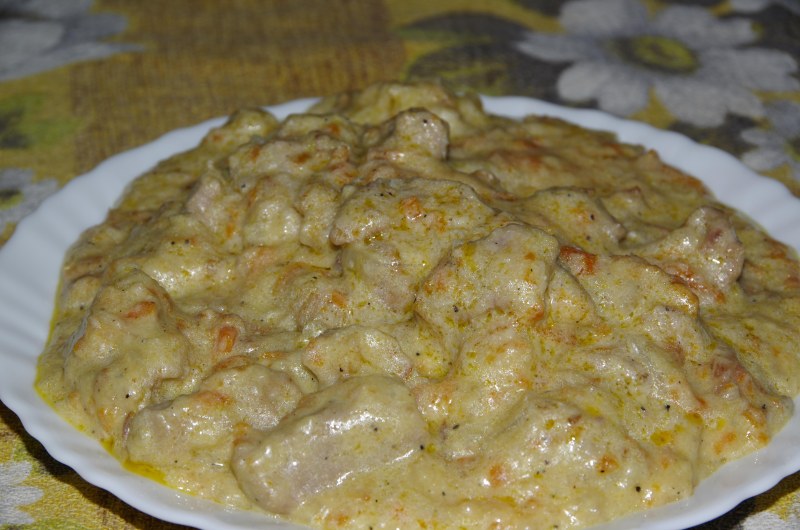 Гуляш из курицы в сметанном соусе