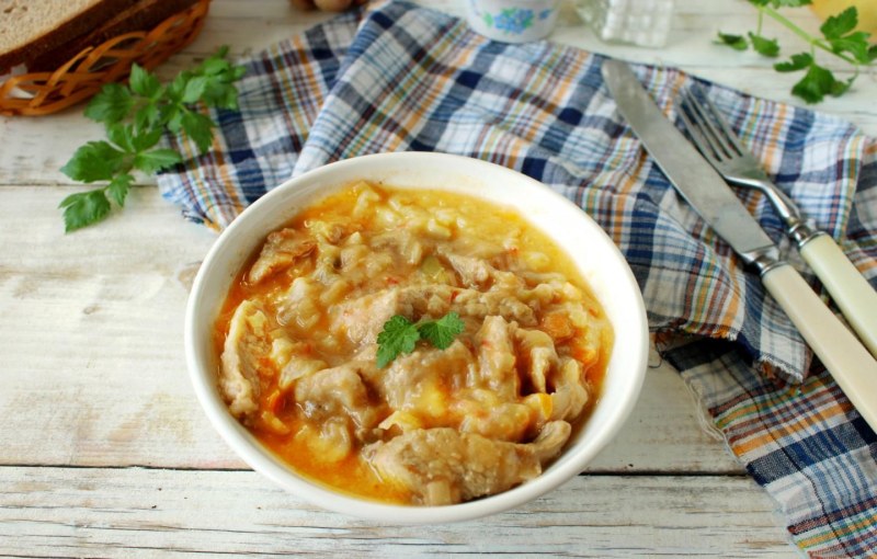 Свинина с морковкой и луком в сметане