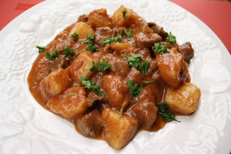 Гуляш из курицы с подливкой