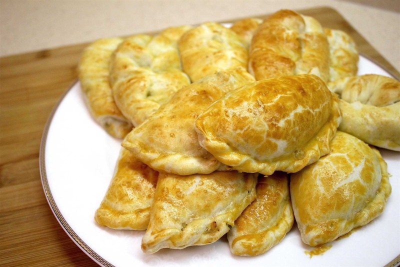 Слоёные пирожки с курицей и сыром