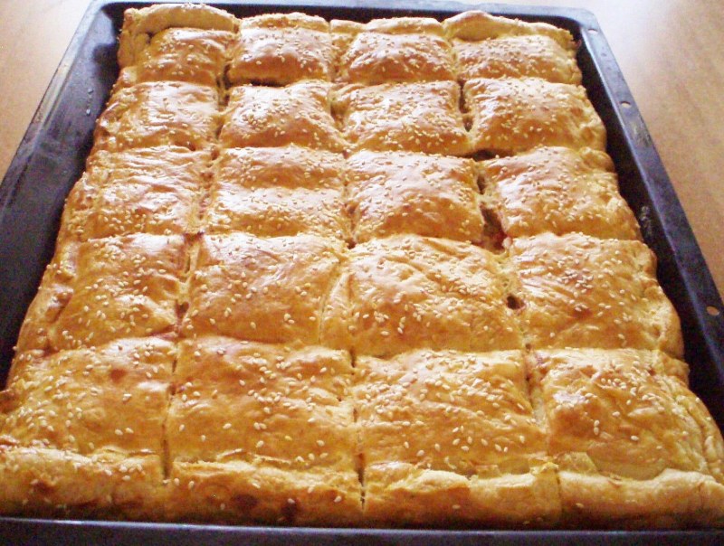 Пирог из слоёного теста с курицей и грибами и сыром