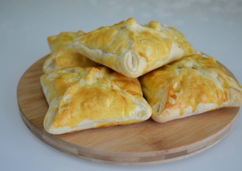Пирог из слоёного теста с курицей