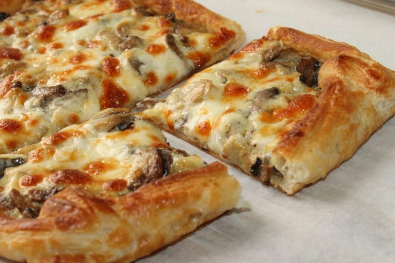 Слоеные пирожки с курицей