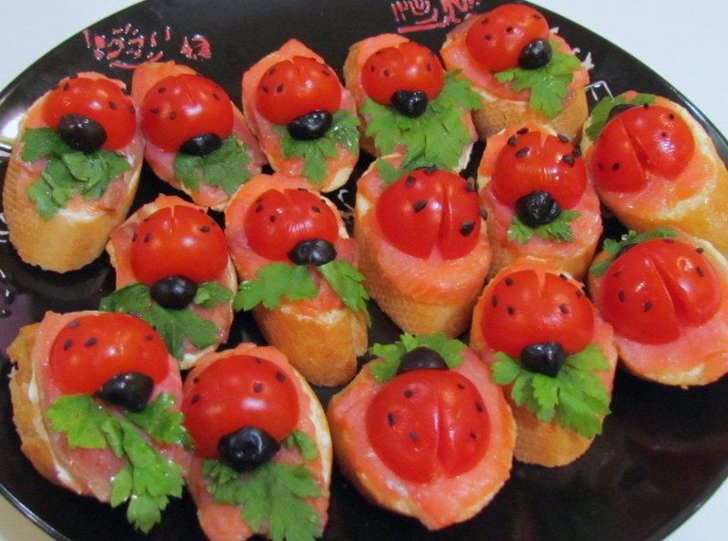 Канапе Божьи коровки