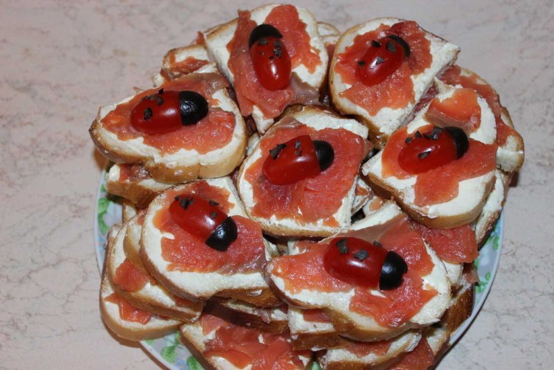 Канапе Божьи коровки
