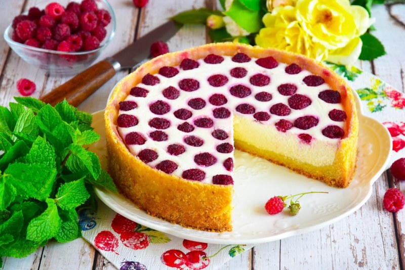 Пирог с творогом и малиной