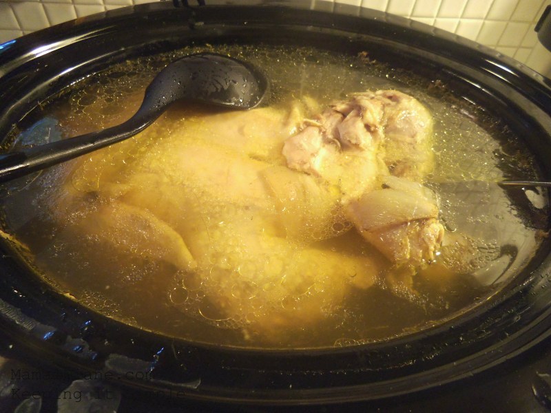 Курица с бульоном в кастрюле