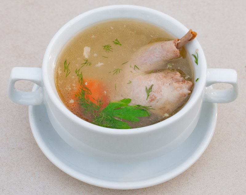 Бульон с куриной белом фоне