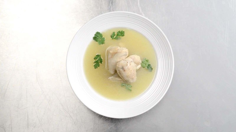 Курица с бульоном в кастрюле