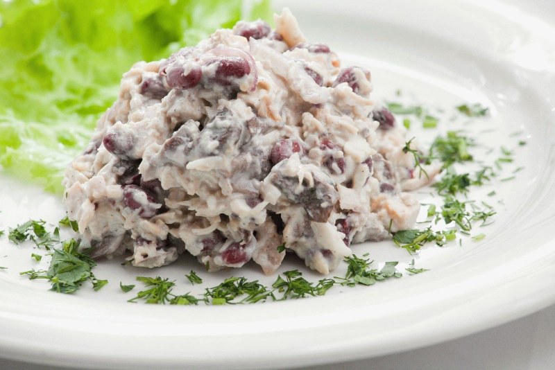 Салат с фасолью и курицей
