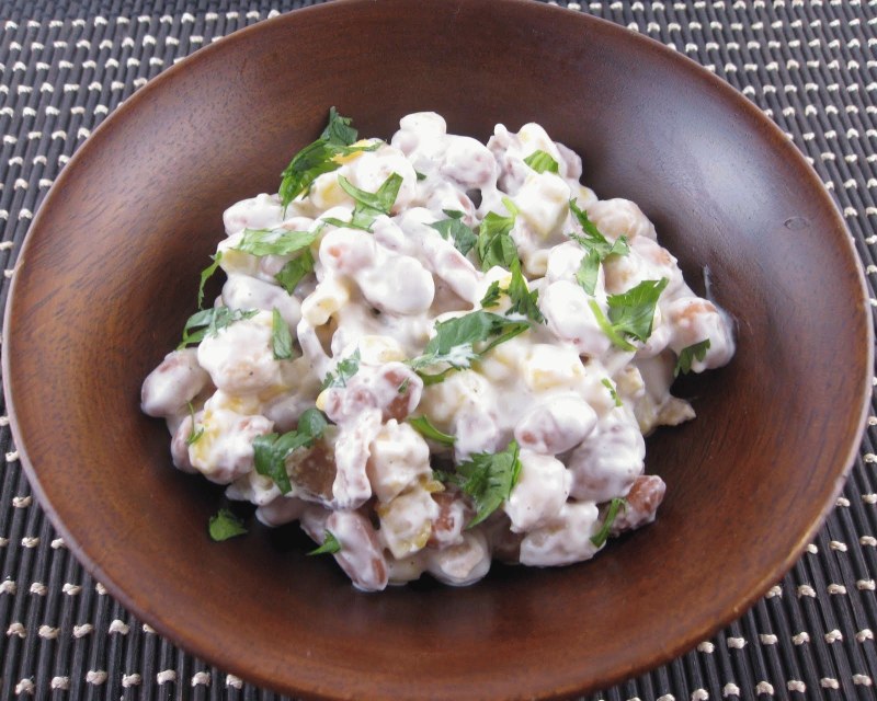 Салат с курицей, фасолью и сыром