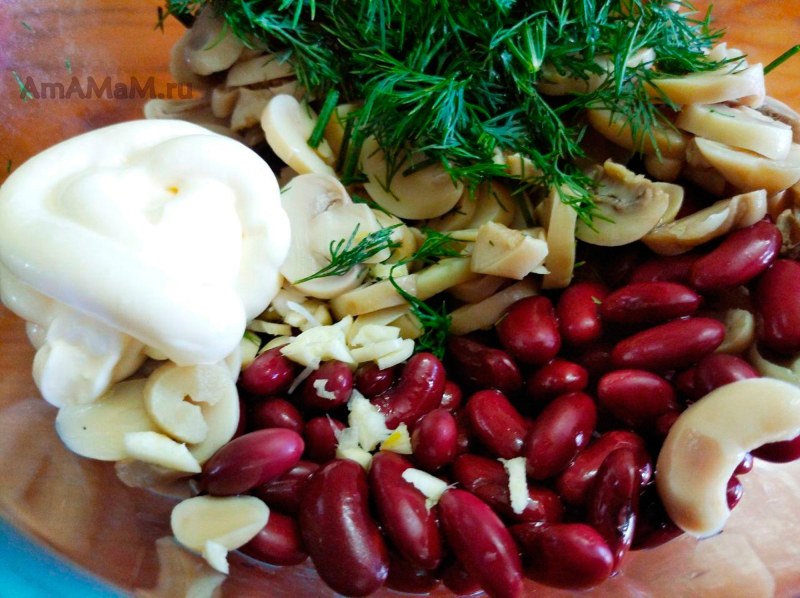 Салат с шампиньонами и фасолью