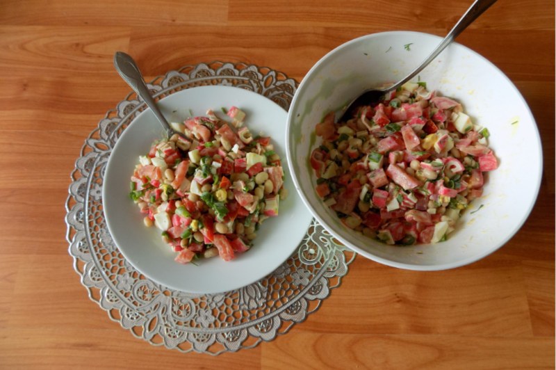 Салат с крабовыми палочками и фасолью и яйцами