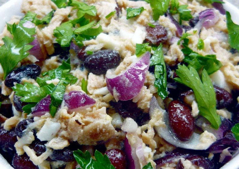 Салат с тунцом и фасолью красной