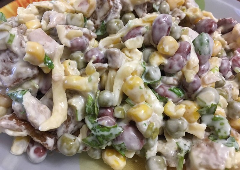 Вкусный салат с фасолью