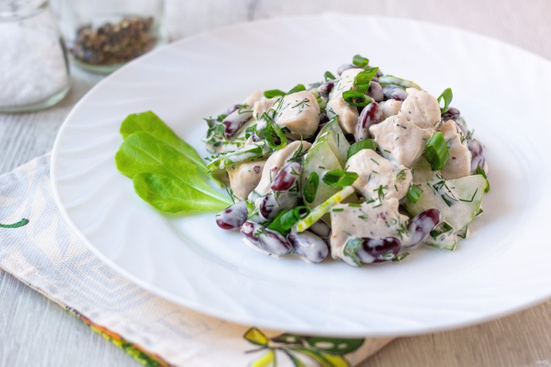 Салат с фасолью и курицей и огурцом