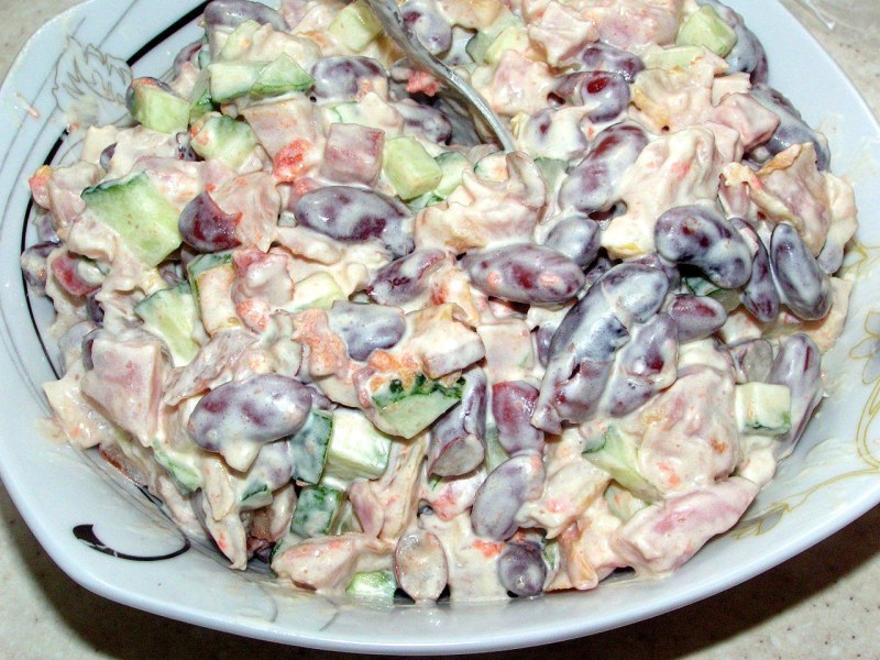 Салат с фасолью и курицей
