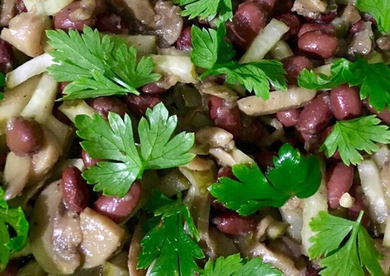 Салат с фасолью и грибами
