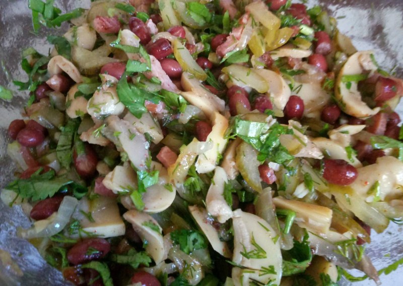 Салат с фасолью консервированной и курицей