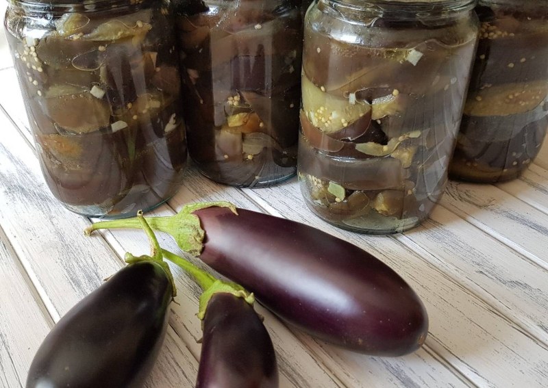 Салат из баклажанов с помидорами и чесноком
