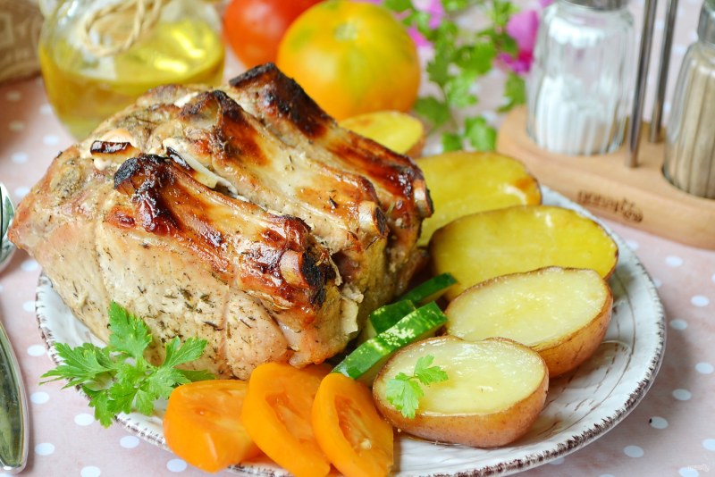 Корейка с картошкой в духовке