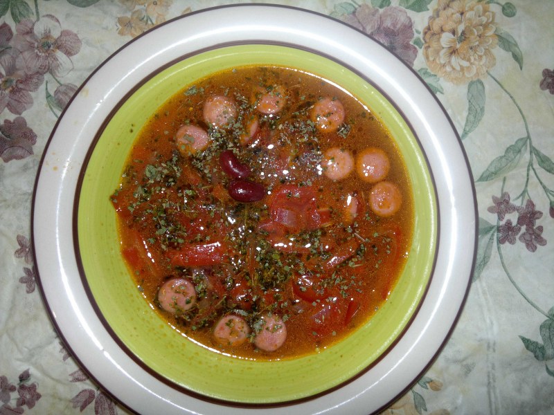 Фасолевый суп с копчеными колбасками