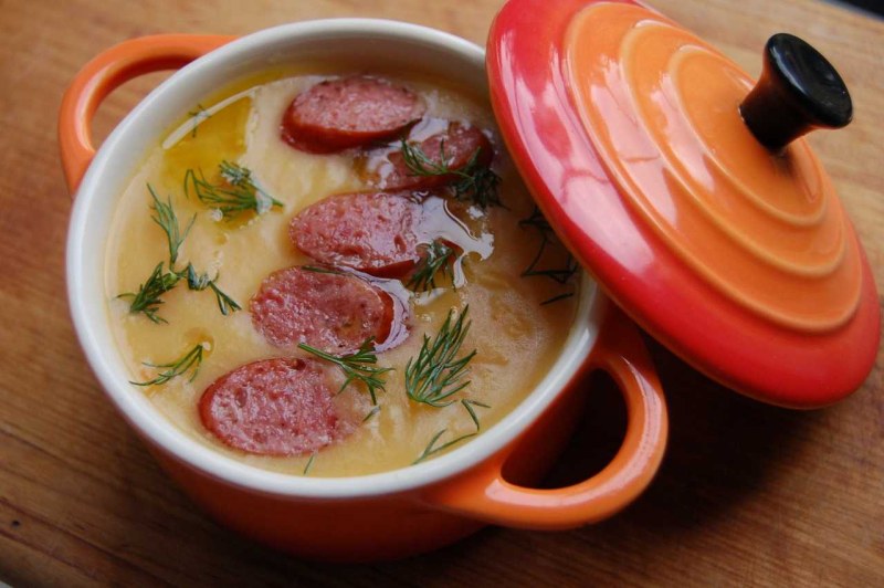 Сырный суп с копчеными колбасками