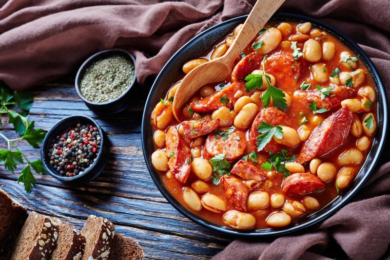 Овощное рагу с охотничьими колбасками