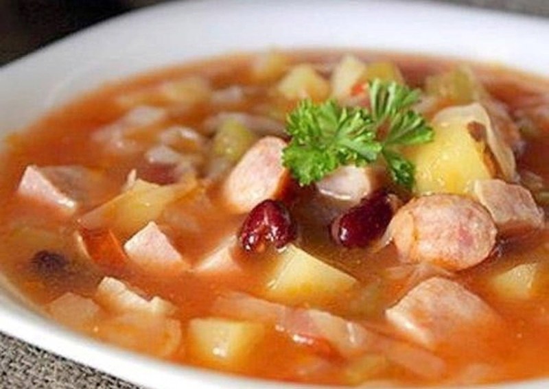 Баварский суп с копчеными колбасками