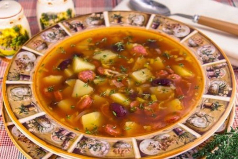 Фасолевый суп с охотничьими колбасками