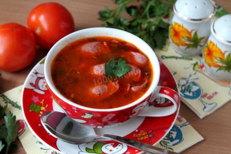 Томатный суп с охотничьими колбасками и фасолью