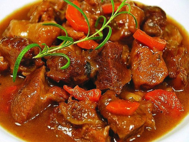 Гуляш из свинины с подливкой из говядины